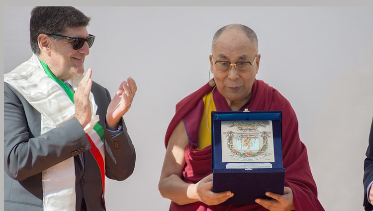 His Holiness the Dalai Lama receiving an award from the Metropolitan City of Messina in recognition of his promotion of peace and solidarity in the world at the start of his talk at the Greek Theatre in Taormina, Sicily, Italy on September 16, 2017. Photo by Federico Vinci/Città Metropolitana di Messina