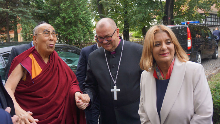 Bishop Waldemar Pytel and Mayor of Swidnica, Mrs Beata Moskal-Slaniewska escorting His Holiness the Dalai Lama to the Church of Peace in Swidnica, Poland on September 21, 2016. Photo/Jeremy Russell/OHHDL