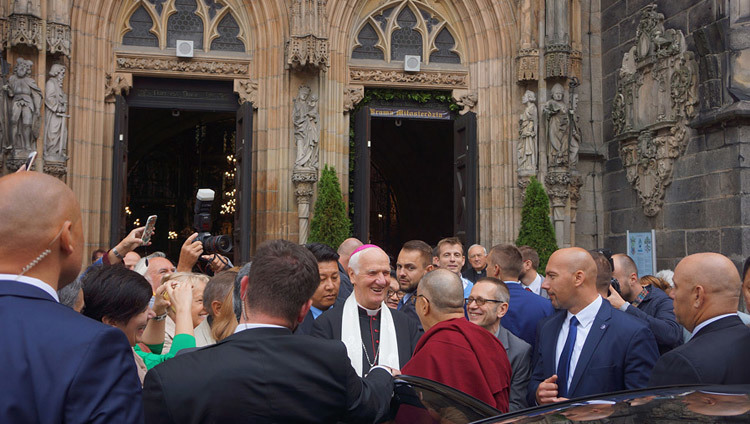 Bishop Ignacy Dec welcoming His Holiness the Dalai Lama to his church in Swidnica, Poland on September 21, 2016. Photo/Jeremy Russell/OHHDL