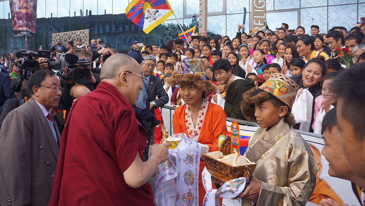 Members of the Tibetan and Mongolian communities offer His Holiness the Dalai Lama a traditional welcome on his arrival at the House of Religions in Bern, Switzerland on October 12, 2016. Photo/Jeremy Russell/OHHDL