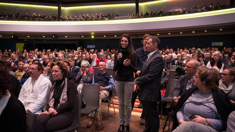 A member of the audience asking His Holiness the Dalai Lama a question during his talk at the Kursaal Arena in Bern, Switzerland on October 13, 2016. Photo/Manuel Bauer