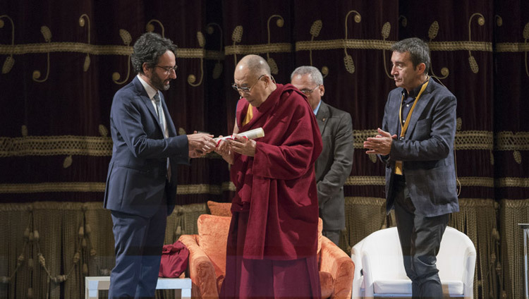 Chairman of the Council of Milan, Lamberto Bertolè presenting the Honorary Citizenship of the City of Milan to His Holiness the Dalai Lama at the University of Milan-Bicocca in Milan, Italy on October 20, 2016. Photo/Tenzin Choejor/OHHDL