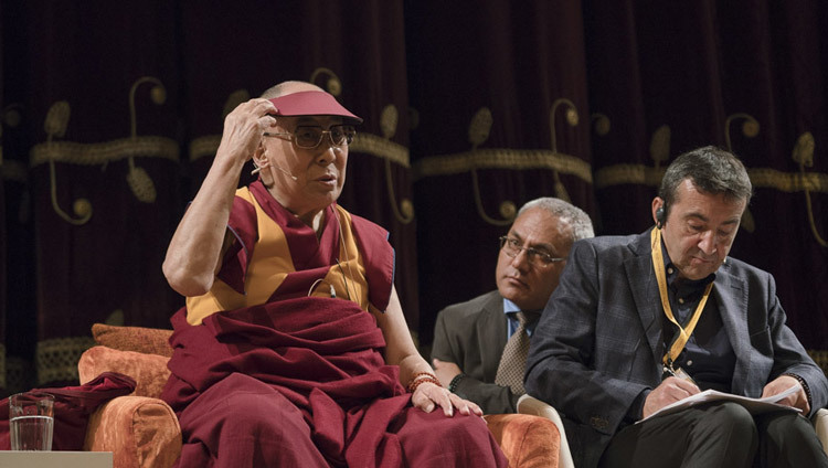 His Holiness the Dalai Lama speaking to over 2400 students at the University of Milan-Bicocca in Milan, Italy on October 20, 2016. Photo/Tenzin Choejor/OHHDL