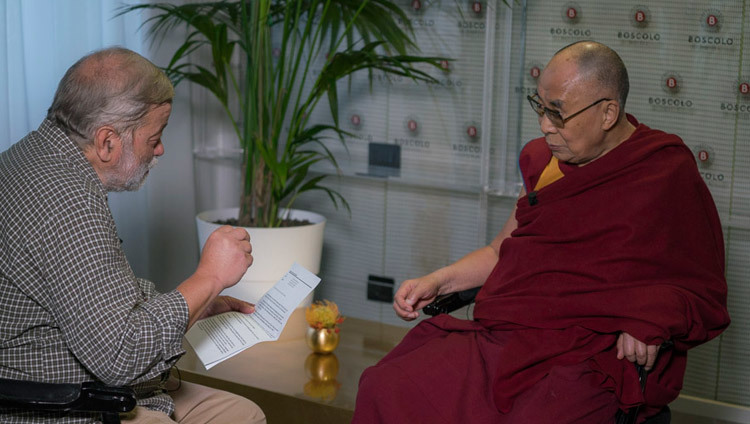 Pio d'Emilia for SkyTG 24 interviewing His Holiness the Dalai Lama in Milan, Italy on October 21, 2016. Photo/Tenzin Choejor/OHHDL