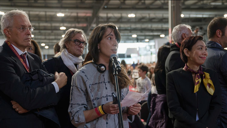 Members of the audience lined up to ask His Holiness the Dalai Lama a question during his talk at the Rho Fiera Milano hall in Milan, Italy on October 22, 2016. Photo/Tenzin Choejor/OHHDL