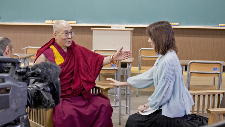 Tomoko Nagano of Asahi TV's program Hodo Station Sunday interviewing His Holiness the Dalai Lama at Seifu High School in Osaka, Japan on November 10, 2016. Photo/Jigme Choephel