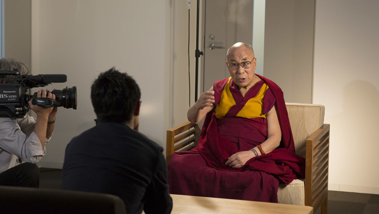 Morita Akira of TBS News interviewing His Holiness the Dalai Lama during his visit to Seifu High School in Osaka, Japan on November 10, 2016. Photo/Jigme Choephel