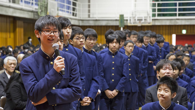 Students lined up to ask His Holiness the Dalai Lama questions during his talk at Setagaya Junior High School in Tokyo, Japan on November 16, 2016. Photo/Jigme Choephel