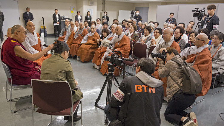 His Holiness the Dalai Lama speaking to a group from Korea in Yokohama, Japan on November 17, 2016. Photo/Jigme Choephel