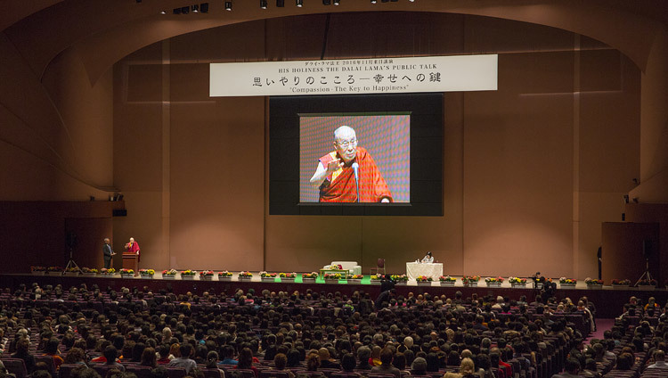 His Holiness the Dalai Lama speaking at the Pacifico Yokohama Hall in Yokohama, Japan on November 17, 2016. Photo/Jigme Choephel