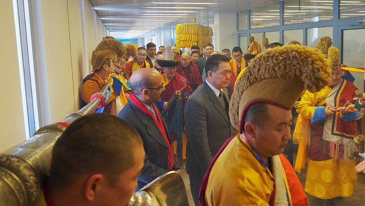 His Holiness the Dalai Lama arriving at the airport in Ulannbaatar, Mongolia on November 18, 2016. Photo/Tenzin Taklha/OHHDL