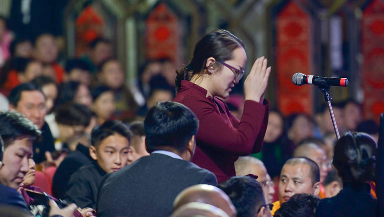 A young woman paying her respects to His Holiness the Dalai Lama before asking him a question during his talk in Ulaanbaatar, Mongolia on November 22, 2016. Photo/Tenzing Paljor