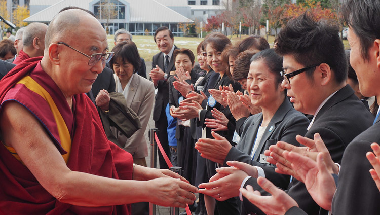 Staff and students welcoming His Holiness the Dalai Lama on his arrival at the new campus of Saitama Medical University in Saitama, Japan on November 26, 2016. Photo/Tenzin Taklha/OHHDL