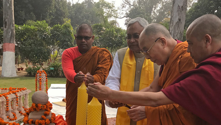 His His Holiness the Dalai Lama along with Bihar Chief Minister Nitish Kumar and monks from the Pali and Sanskrit traditions lighting candles at Buddha Smriti Park in Patna, Bihar, India on December 28, 2016. Photo/Jeremy Russell/OHHDL