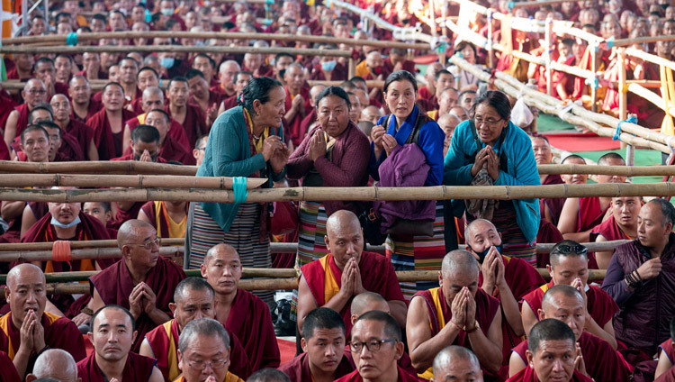 Members of the audience taking a closer look as His Holiness the Dalai Lama's teachings preliminary to the Kalachakra Empowerment conclude in Bodhgaya, Bihar, India on January 8, 2017. Photo/Tenzin Choejor/OHHDL