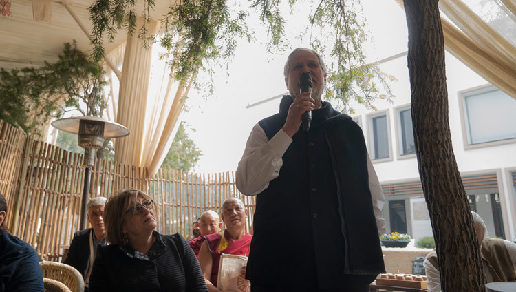 Former Delhi Lt Governor Najeeb Jung asking His Holiness the Dalai Lama a question during the second day of the Vidyaloke teachings in New Delhi, India on February 4, 2017. Photo/Tenzin Choejor/OHHD