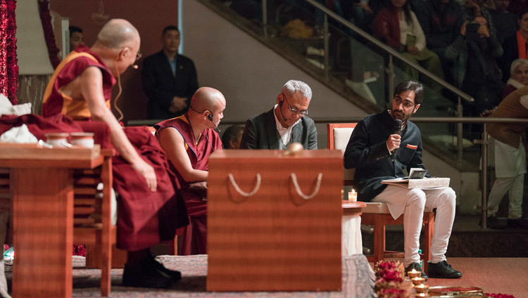 Veer Singh putting questions from the audience to His Holiness the Dalai Lama during the inaugural Vidyaloke public talk at Talkatora Stadium in New Delhi, India on February 5, 2017. Photo/Tenzin Choejor/OHHDL