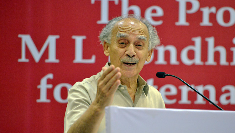 Chief Guest Arun Shourie speaking at the Indian International Centre during the presentation of the Professor ML Sondhi Prize for International Politics to His Holiness the Dalai Lama in New Delhi, India on April 27, 2017. Photo by Lobsang Tsering/OHHDL