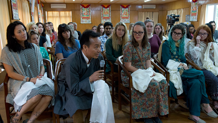 A member of the audience asking His Holiness the Dalai Lama a question during his meeting with students at his residence in Dharamsala, HP, India on May 19, 2017. Photo by Tenzin Phuntsok/OHHDL