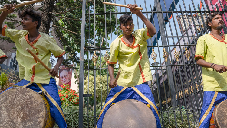 Drummers performing as His Holiness the Dalai Lama arrives at Dr Ambedkar Bhavan in Bengaluru, Karnataka, India on May 23, 2017. Photo by Tenzin Choejor/OHHDL