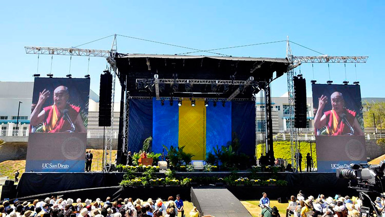 His Holiness the Dalai Lama speaking at University of California San Diego’s RIMAC Field in San Diego, CA, USA on June 16, 2017. Photo by Chris Stone