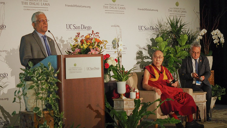 Dr Suresh Subramani introducing His Holiness the Dalai Lama at the start of his meeting with members of the Indian community in San Diego, CA, USA on June 18, 2017. Photo by Jeremy Russell/OHHDL