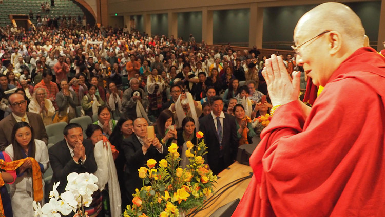 His Holiness the Dalai Lama thanking the gathering at the conclusion of his meeting with the Tibetan community in Minneapolis, MN, USA on June 24, 2017. Photo by Jeremy Russell/OHHDL