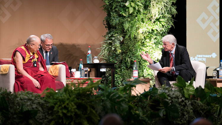 Wolf Singer presenting an ‘Update on Western Science’ at the symposium of ‘Western Science and Buddhist Perspectives’ at the Jahrhunderthalle in Frankfurt, Germany on September 14, 2017. Photo by Tenzin Choejor