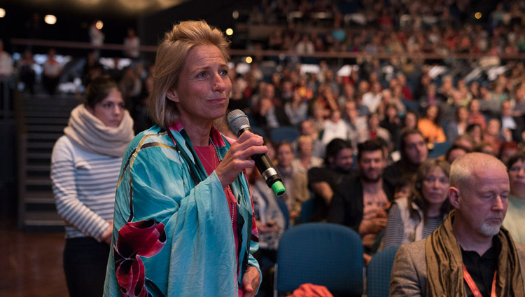 A member of the audience asking His Holiness the Dalai Lama a question during the symposium of ‘Western Science and Buddhist Perspectives’ at the Jahrhunderthalle in Frankfurt, Germany on September 14, 2017. Photo by Tenzin Choejor A member of the audience asking His Holiness the Dalai Lama a question during the symposium of ‘Western Science and Buddhist Perspectives’ at the Jahrhunderthalle in Frankfurt, Germany on September 14, 2017. Photo by Tenzin Choejor