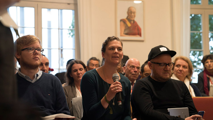 A journalist asking His Holiness the Dalai Lama a question during his meeting with members of the media at Tibethaus in Frankfurt, Germany on September 14, 2017. Photo by Tenzin Choejor