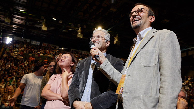 A member of the audience asking His Holiness the Dalai Lama a question during his talk at the Mandela Forum in Florence, Italy on September 19, 2017. Photo by Olivier Adam A member of the audience asking His Holiness the Dalai Lama a question during his talk at the Mandela Forum in Florence, Italy on September 19, 2017. Photo by Olivier Adam