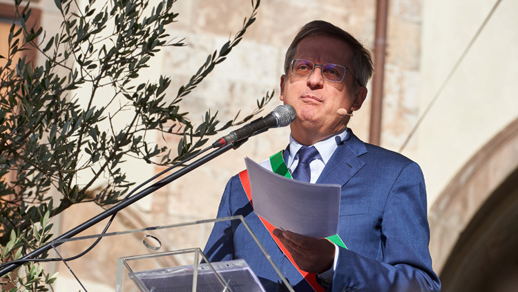 Mayor of Pisa, Marco Filippeschi welcoming His Holiness the Dalai Lama at the start of his talk at the Piazza dei Cavalieri in Pisa, Italy on September 20, 2017. Photo by Olivier Adam