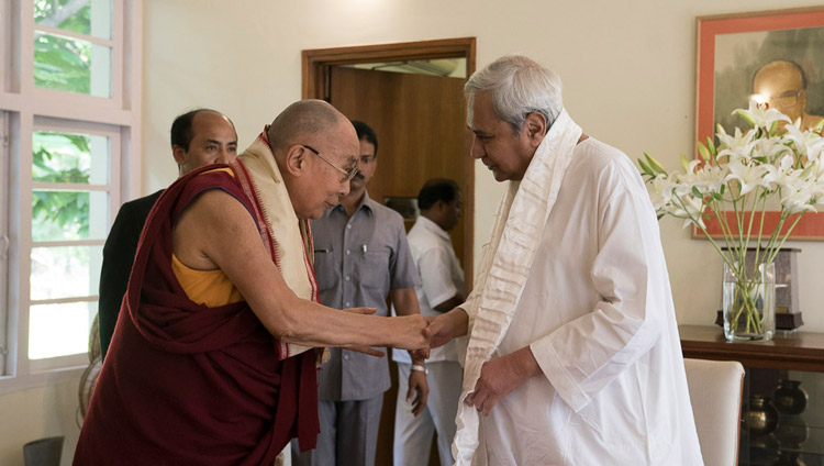 His Holiness the Dalai Lama and Odisha Chief Minister Naveen Patnaik exchanging greetings  at the Chief Minister's residence in Bhubaneswar, Odisha, India on November 20, 2017. Photo by Tenzin Choejor