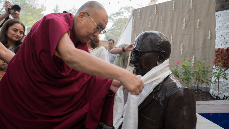 His Holiness the Dalai Lama inaugurating a statue of Dr Shantilal Somaiya, father of the current President, Samir Somaiya and son of the founder on his arrival at Somaiya Vidyavihar in Mumbai, India on December 10, 2017. Photo by Lobsang Tsering