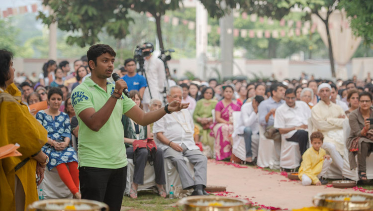 A member of the audience asking His Holiness the Dalai Lama a question during his talk at Somaiya Vidyavihar in Mumbai, India on December 10, 2017. Photo by Lobsang Tsering A member of the audience asking His Holiness the Dalai Lama a question during his talk at Somaiya Vidyavihar in Mumbai, India on December 10, 2017. Photo by Lobsang Tsering