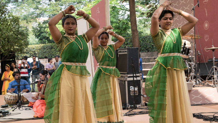 A group of artists offering a traditional Indian dance performance dedicated to Avalokitishvara before His Holiness the Dalai Lama's departure after his talk at Somaiya Vidyavihar in Mumbai, India on December 10, 2017. Photo by Lobsang Tsering