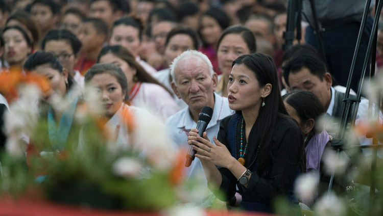 A member of the audience asking His Holiness the Dalai Lama a question during his talk to the Tibetan and Himalayan communities in Bengaluru, Karnataka, India on December 25, 2017. Photo by Tenzin Choejor