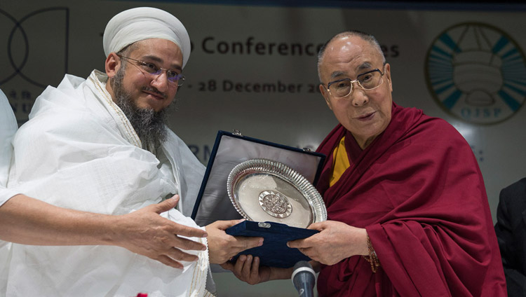 Syedna Taher Fakhruddin Saheb presenting the Syedna Qutbuddin Harmony Prize to His Holiness the Dalai Lama during the inter-religious conference at Jawaharlal Nehru University in New Delhi, India on December 28, 2017. Photo by Tenzin Choejor