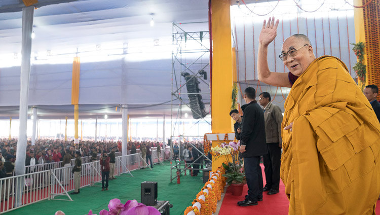 His Holiness the Dalai Lama waving to the crowd on his arrival at the Kalachakra Maidan for the third day of teachings in Bodhgaya, Bihar, India on January 7, 2018. Photo by Lobsang Tsering