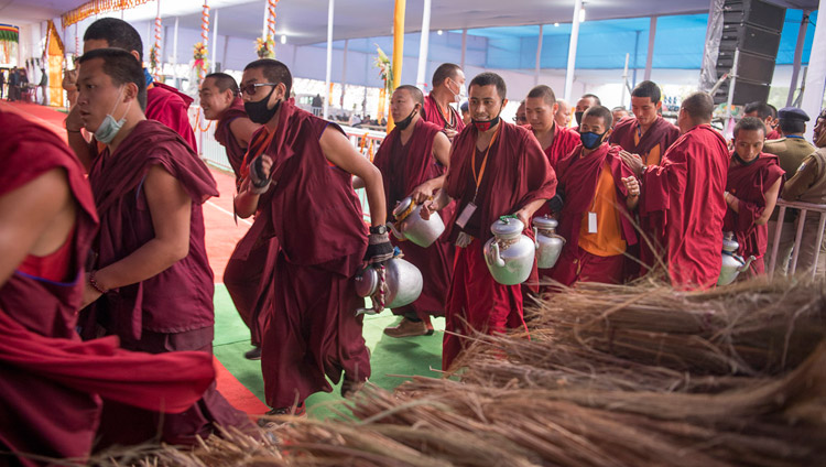 Volunteers rushing to serve tea to the over 30,000 people attending the second day of His Holiness the Dalai Lama's teachings in Bodhgaya, Bihar, India on January 15, 2018. Photo by Manuel Bauer