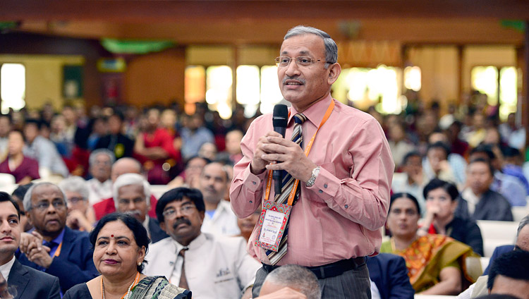 One of the Vice-Chancellors in the audience asking His Holiness the Dalai Lama a question on the second day of the Association of Indian Universities’ Meet at Sarnath, UP, India on March 20, 2018. Photo by Lobsang Tsering