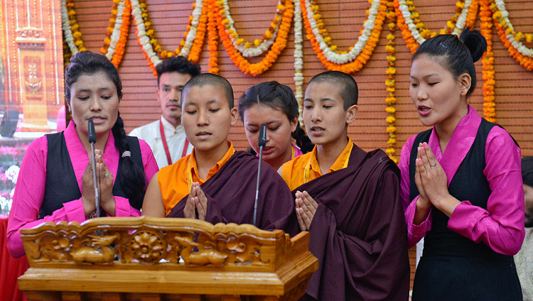 A group of female students, including nuns, singing the auspicious Mangalacharan in Sanskrit to open the inaugural session of the 92nd Annual Meet of Association of Indian Universities at CIHTS in Sarnath, UP, India on March 19, 2018. Photo by Lobsang Tsering