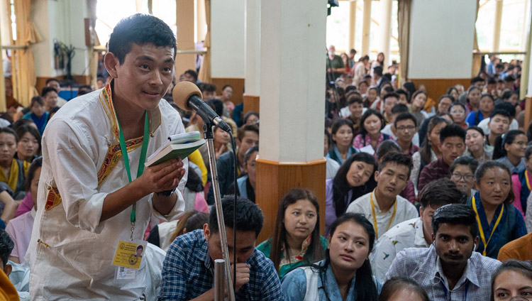 A member of the audience asking His Holiness the Dalai Lama a question during an intermission on the first day of teachings for young Tibetan students at the Main Tibetan Temple in Dharamsala, HP, India on June 6, 2018. Photo by Tenzin Phuntsok