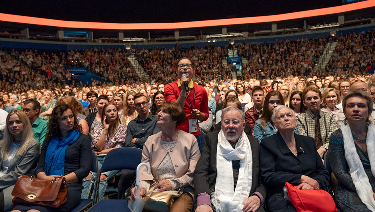 A member of the audience asking His Holiness the Dalai Lama a question during his talk at he Siemens Arena in Vilnius, Lithuania on June 14, 2018. Photo by Tenzin Choejor