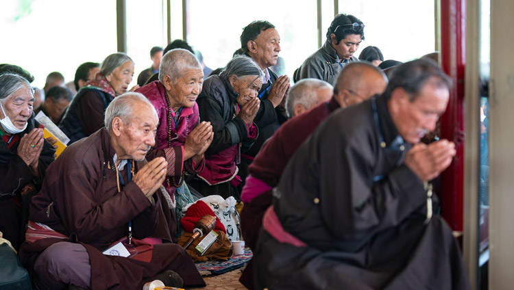 Members of the gathering taking bodhisattva vows during the Longevity Empowerment given by His Holiness the Dalai Lama in Leh, Ladakh, J&K, India on July 31, 2018. Photo by Tenzin Choejor