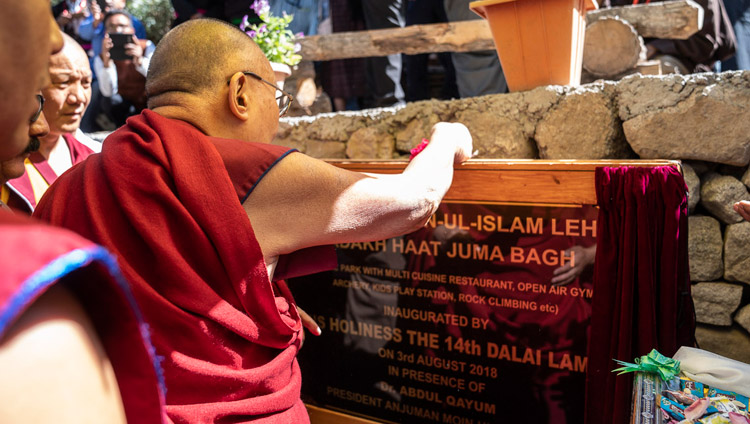 His Holiness the Dalai Lama unveiling a commemorative plaque symbolic of inaugurating the park at Juma Bagh in Leh, Ladakh, J&K, India on August 3, 2018. Photo by Tenzin Choejor