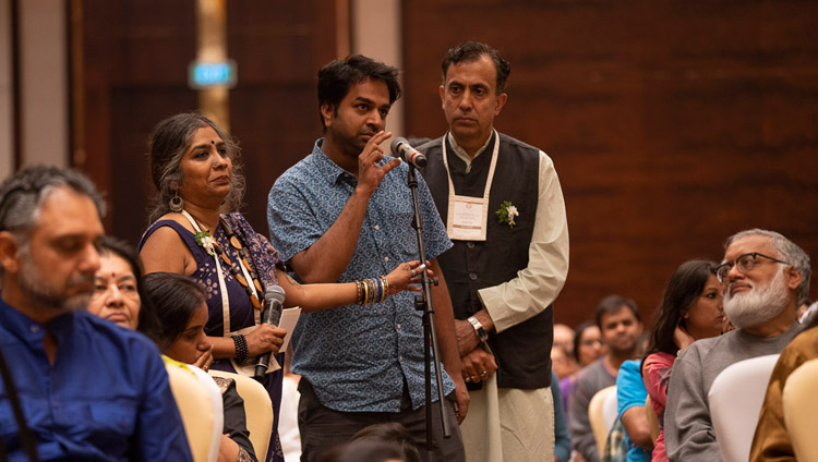 A member of the audience asking His Holiness the Dalai Lama a question during his talk on 'Indian Wisdom and the Modern World' in Bengaluru, Karnataka, India on August 12, 2018. Photo by Tenzin Choejor