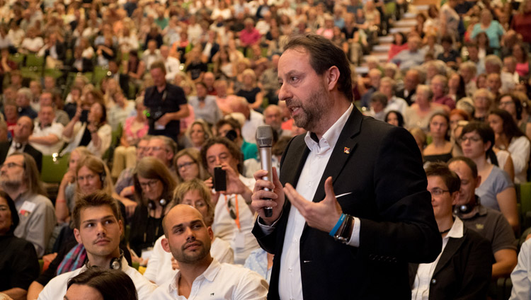 A member of the audience asking His Holiness the Dalai Lama a question at the discussion on non-violence in Darmstadt, Germany on September 19, 2018. Photo by Manuel Bauer A member of the audience asking His Holiness the Dalai Lama a question at the discussion on non-violence in Darmstadt, Germany on September 19, 2018. Photo by Manuel Bauer