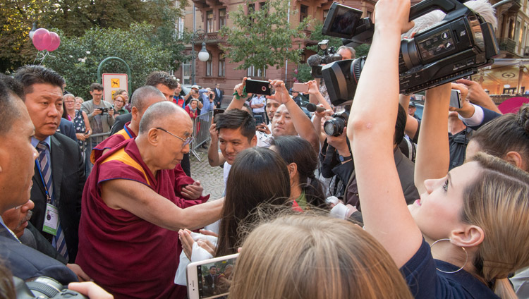 His Holiness the Dalai Lama greeting well-wishers as he arrives at Kongresshaus Stadthalle Heidelberg in Heidelberg, Germany on September 20, 2018. Photo by Manuel Bauer