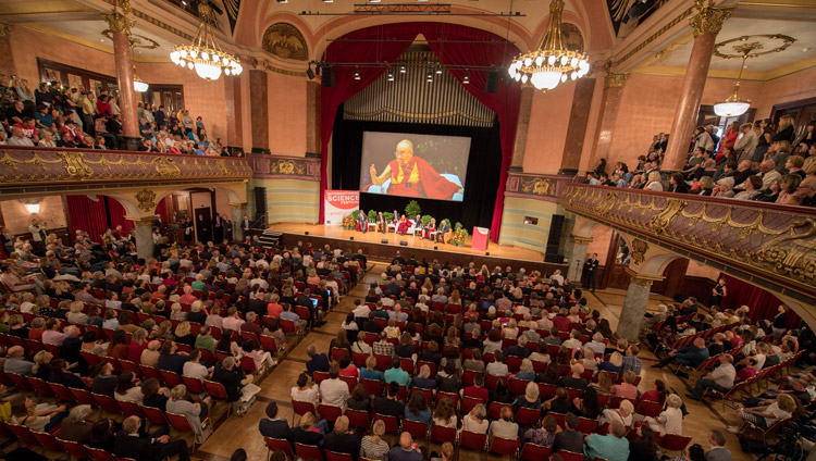 A view of the hall at Kongresshaus Stadthalle Heidelberg during His Holiness the Dalai Lama's opening remarks at the dialogue on Happiness and Responsibility in Heidelberg, Germany on September 20, 2018. Photo by Manuel Bauer